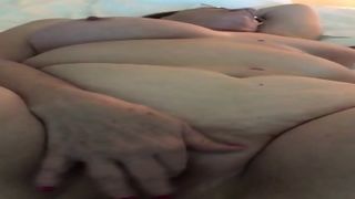 Старая женщина кончает от неторопливой домашней мастурбации