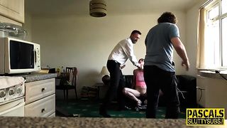 Длинноногая девица сосёт и насаживается узким сранделем на пенис в гостиной