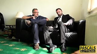 Лярва с голубыми патлами в чулках была жестко выебана в щель на кухне