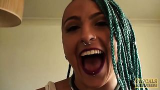 Татуированная сучка с косичками сношается в гладкую щель с парнем