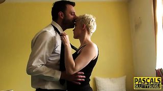 Коротко стриженная блондинка в чулках отсасывает и даёт в задницу в мотеле