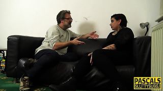 Татуированная толстая проститутка отсасывает крепкий стояк и получает сквирт во время долбёжки